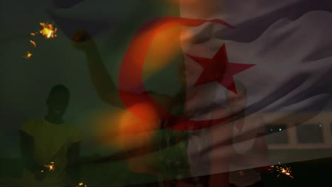 Animation-Der-Schwenkenden-Flagge-Algeriens-über-Einer-Gruppe-Von-Freunden,-Die-Sich-Am-Strand-Vergnügen