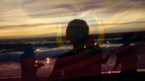 Animation-Der-Schwenkenden-Flagge-Mexikos-über-Einer-Gruppe-Von-Freunden,-Die-Spaß-Am-Strand-Haben