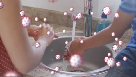 Animation-Von-Coronavirus-Zellen-über-Einer-Kaukasischen-Mutter-Mit-Ihrem-Sohn,-Die-Sich-Zu-Hause-Die-Hände-Wäscht