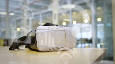 Mehrere-Digitale-Symbole-Gegen-VR-Headset-Auf-Einem-Tisch-Im-Büro