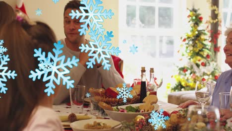 Animation-Von-Schnee,-Der-Während-Des-Weihnachtsessens-über-Eine-Glückliche-Kaukasische-Familie-Fällt