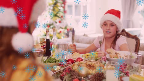 Animation-Von-Schnee,-Der-Während-Des-Weihnachtsessens-über-Eine-Glückliche-Kaukasische-Familie-Fällt