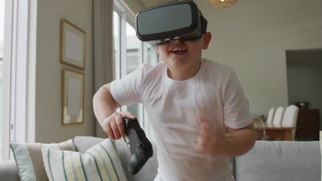 Lächelnder-Kaukasischer-Junge,-Der-Im-Wohnzimmer-Steht-Und-Zu-Hause-Ein-VR-Headset-Benutzt