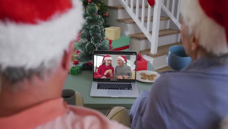 Glückliches-Kaukasisches-Seniorenpaar-Beim-Videoanruf-Mit-Freunden-Zur-Weihnachtszeit