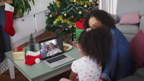 Feliz-Madre-E-Hija-Afroamericana-En-Videollamada-En-Una-Computadora-Portátil-Con-Una-Amiga-En-Navidad