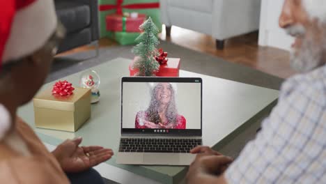 Glückliches-Afroamerikanisches-Seniorenpaar-Bei-Einem-Videoanruf-Mit-Einer-Freundin-Zu-Weihnachten