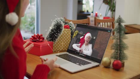 Mujer-Caucásica-Con-Sombrero-De-Papá-Noel-Teniendo-Una-Videollamada-En-Una-Computadora-Portátil-En-Casa-Durante-La-Navidad