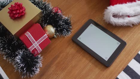 Tablet-Mit-Kopierraum-Und-Weihnachtsdekoration-Auf-Holztisch