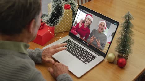 Glücklicher-Kaukasischer-älterer-Mann-Bei-Einem-Videoanruf-Mit-Freunden-Zur-Weihnachtszeit