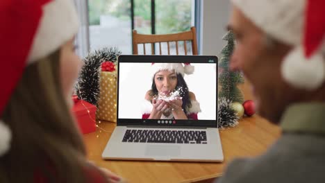 Glückliches-Kaukasisches-älteres-Paar-Bei-Einem-Videoanruf-Mit-Einer-Freundin-Zur-Weihnachtszeit