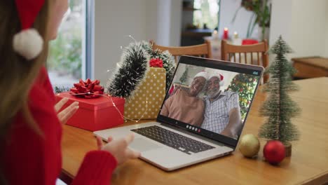 Mujer-Caucásica-Con-Sombrero-De-Papá-Noel-Teniendo-Una-Videollamada-En-Una-Computadora-Portátil-En-Casa-Durante-La-Navidad