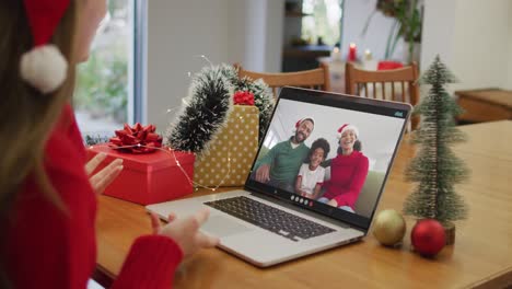 Glückliche-Kaukasische-Frau-Bei-Einem-Videoanruf-Mit-Der-Familie-Zur-Weihnachtszeit
