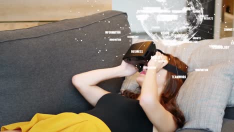 Animation-Eines-Globus-Mit-Netzwerk-Von-Verbindungen-über-Einer-Frau,-Die-Ein-VR-Headset-Verwendet