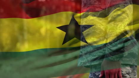 Animación-De-La-Bandera-De-Ghana-Sobre-Un-Soldado-Caucásico.