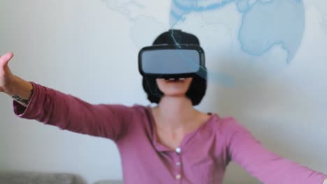 Drehender-Globus-Und-Datenverarbeitung-Gegen-Kaukasische-Frau,-Die-Zu-Hause-Ein-VR-Headset-Trägt