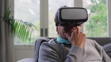 Glücklicher-älterer-Mann-Gemischter-Abstammung,-Der-Ein-VR-Headset-Trägt-Und-Spaß-Zu-Hause-Hat