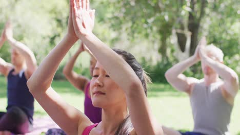 Gruppe-Verschiedener-Junger-Menschen,-Die-Gemeinsam-Im-Park-Meditieren-Und-Yoga-Praktizieren