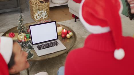 Fröhliche,-Vielfältige-Freundinnen-Mit-Weihnachtsmützen,-Die-Weihnachts-Laptop-Videoanrufe-Tätigen-Und-Platz-Auf-Dem-Bildschirm-Kopieren