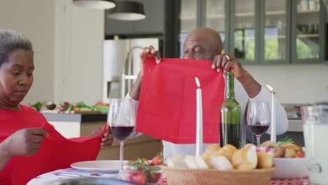 Glückliches-Afroamerikanisches-Seniorenpaar-Beim-Gemeinsamen-Essen-In-Der-Küche