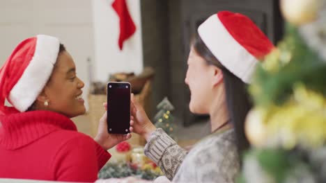 Fröhliche,-Vielfältige-Freundinnen,-Die-Weihnachts-Smartphone-Videoanrufe-Tätigen-Und-Platz-Auf-Dem-Bildschirm-Kopieren