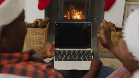 Glückliches-Afroamerikanisches-Seniorenpaar,-Das-Einen-Laptop-Mit-Kopierplatz-Benutzt-Und-Auf-Dem-Boden-Sitzt