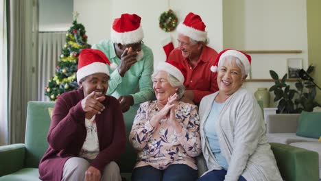 Felices-Y-Diversos-Amigos-Mayores-Con-Sombreros-De-Papá-Noel-En-Videollamadas-En-Navidad