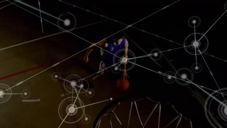 Animación-De-Redes-De-Conexiones-Sobre-Un-Jugador-De-Baloncesto-Masculino-De-Raza-Mixta-En-El-Gimnasio.