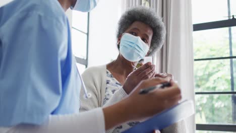 Afroamerikanische-Ärztin-Und-ältere-Patientin-In-Gesichtsmasken