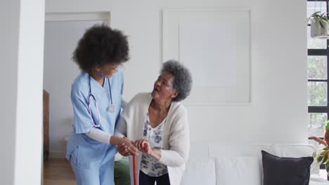Fürsorgliche-Afroamerikanische-Ärztin-Hilft-älteren-Afroamerikanischen-Frauen
