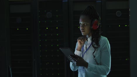 Afroamerikanische-Computertechnikerin,-Die-Ein-Tablet-Verwendet-Und-Im-Serverraum-Eines-Unternehmens-Arbeitet