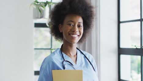 Portrait-of-smiling-african-american-female-doctor-with-stethoscope-on-the-neck