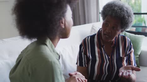 Afroamerikanische-Erwachsene-Tochter-Und-Enttäuschte-ältere-Mutter-Im-Gespräch-Zu-Hause,-Zeitlupe