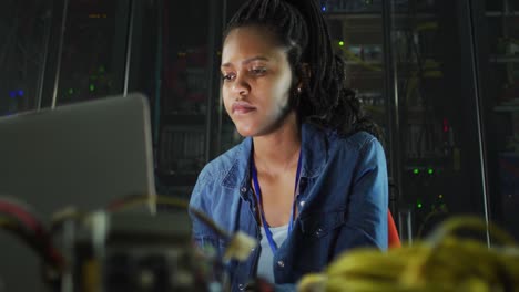 Afroamerikanische-Computertechnikerin,-Die-Einen-Laptop-Verwendet-Und-Im-Serverraum-Eines-Unternehmens-Arbeitet