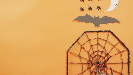 Nahaufnahme-Mehrerer-Halloween-Spielzeuge-Mit-Kopierraum-Vor-Orangefarbenem-Hintergrund