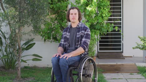 Porträt-Eines-Lächelnden-Kaukasischen-Behinderten-Mannes-Im-Rollstuhl,-Der-In-Die-Kamera-Blickt