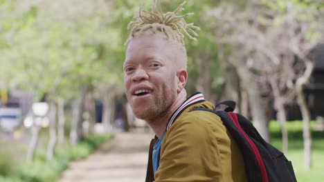 Porträt-Eines-Lächelnden-Afroamerikanischen-Albino-Mannes-Mit-Dreadlocks,-Der-In-Die-Kamera-Blickt