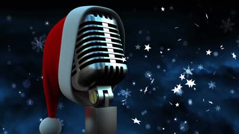 Animation-Von-Weihnachtssternen,-Die-über-Ein-Retro-Mikrofon-Mit-Weihnachtsmütze-Auf-Dunkelblauem-Hintergrund-Fallen