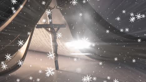 Schneeflocken-Fallen-Und-Lichtfleck-über-Dem-Kreuz-Auf-Einer-Bibel