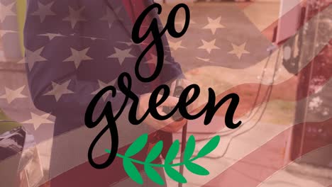 Gehen-Sie-Zu-Grünem-Text-über-Der-Flagge-Der-Vereinigten-Staaten-Und-Einem-Mann,-Der-Ein-Elektroauto-Auflädt