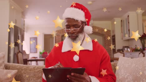 Animation-Von-Sternen,-Die-Zu-Weihnachten-über-Einen-Glücklichen-Afroamerikanischen-Mann-Mit-Weihnachtsmütze-Fallen