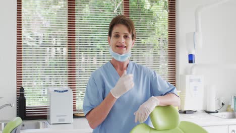 Retrato-De-Una-Enfermera-Dental-Caucásica-Sonriente-Con-Mascarilla-En-Una-Clínica-Dental-Moderna
