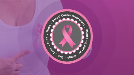 Video-Des-Brustkrebs-Bewusstseinslogos-über-Einer-Kaukasischen-Frau-Mit-Rosafarbenem-Krebs-Bewusstseinsband