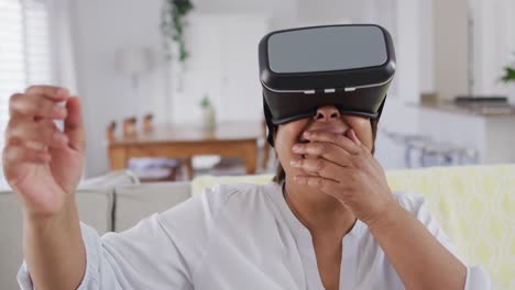 Glückliche-Afroamerikanische-ältere-Frau,-Die-Auf-Der-Couch-Sitzt-Und-Das-VR-Headset-Genießt