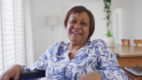 Porträt-Einer-Glücklichen-Afroamerikanischen-Seniorin,-Die-In-Die-Kamera-Lächelt