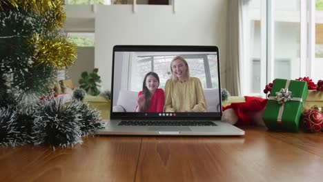 Lächelnde-Kaukasische-Mutter-Und-Tochter-Bei-Einem-Weihnachtsvideoanruf-Auf-Dem-Laptop
