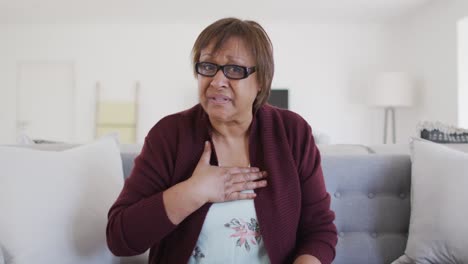 Traurige,-Kranke-Afroamerikanische-Seniorin,-Die-Zu-Hause-Einen-Videoanruf-Tätigt