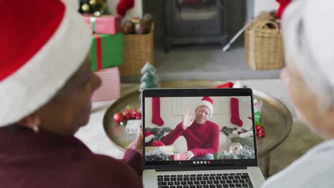 Ältere,-Vielfältige-Freundinnen-Nutzen-Laptop-Für-Weihnachtsvideoanruf-Mit-Lächelnder-Freundin-Auf-Dem-Bildschirm