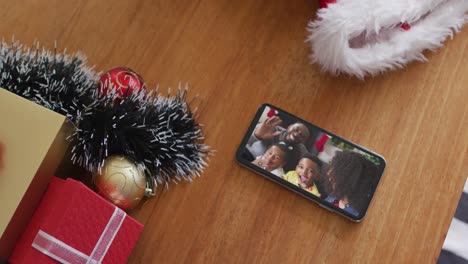 Lächelnde-Afroamerikanische-Familie-Winkt-Bei-Weihnachtsvideoanruf-Auf-Dem-Smartphone