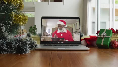 Afroamerikanischer-Mann-Mit-Weihnachtsmannkostüm-Bei-Weihnachtsvideoanruf-Auf-Laptop