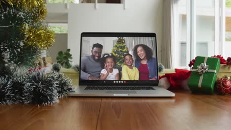 Familia-Afroamericana-Sonriente-Saludando-En-Una-Videollamada-Navideña-En-Una-Computadora-Portátil